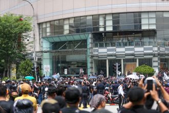 Traffic Comes to a Standstill in Kuala Lumpur as 'Turun Anwar' Protest Grows
