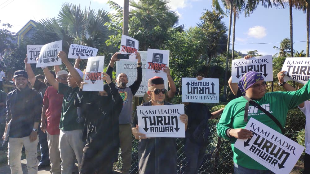 Rally Unfolds in Downtown KL: Protesters Demand Leadership Change