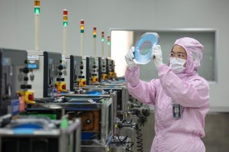 Trump’s 100% Chip Tariff Shakes Asian Market, Malaysia Vows to Defend Its Role