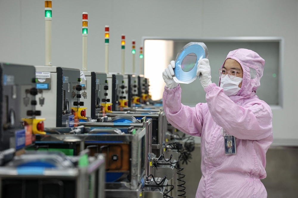 Trump’s 100% Chip Tariff Shakes Asian Market, Malaysia Vows to Defend Its Role