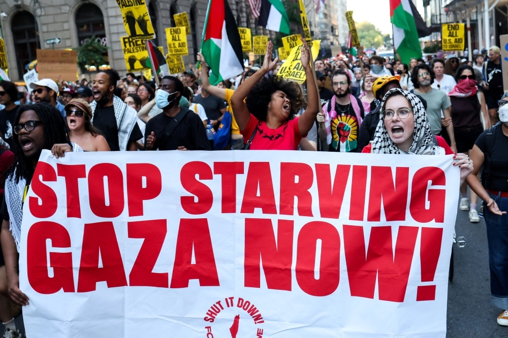 Tens of Thousands in Tel Aviv Plead for Peace Urge Netanyahu to Halt Gaza Escalation