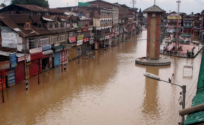 Urgent: Srinagar Locals Urged to Evacuate Amid Rising Flood Risk – A Community on Alert