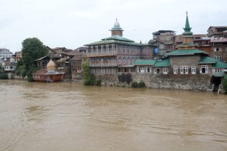 Urgent: Srinagar Locals Urged to Evacuate Amid Rising Flood Risk – A Community on Alert