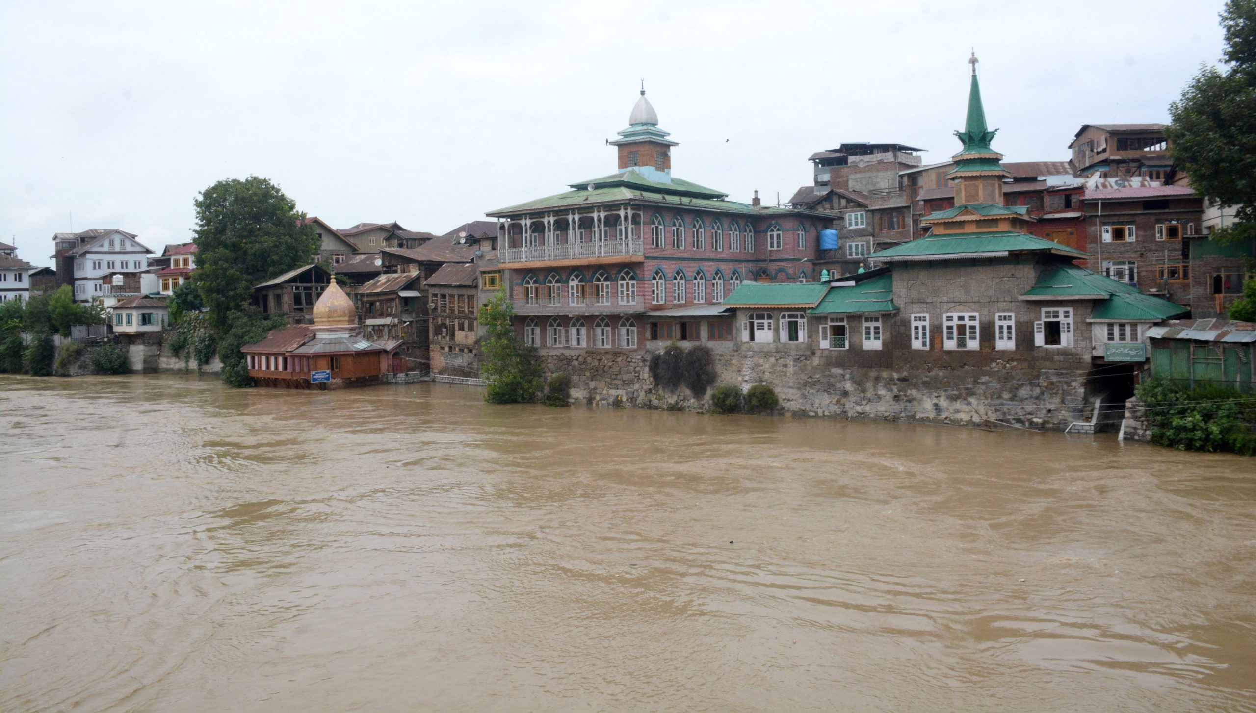 Urgent: Srinagar Locals Urged to Evacuate Amid Rising Flood Risk – A Community on Alert