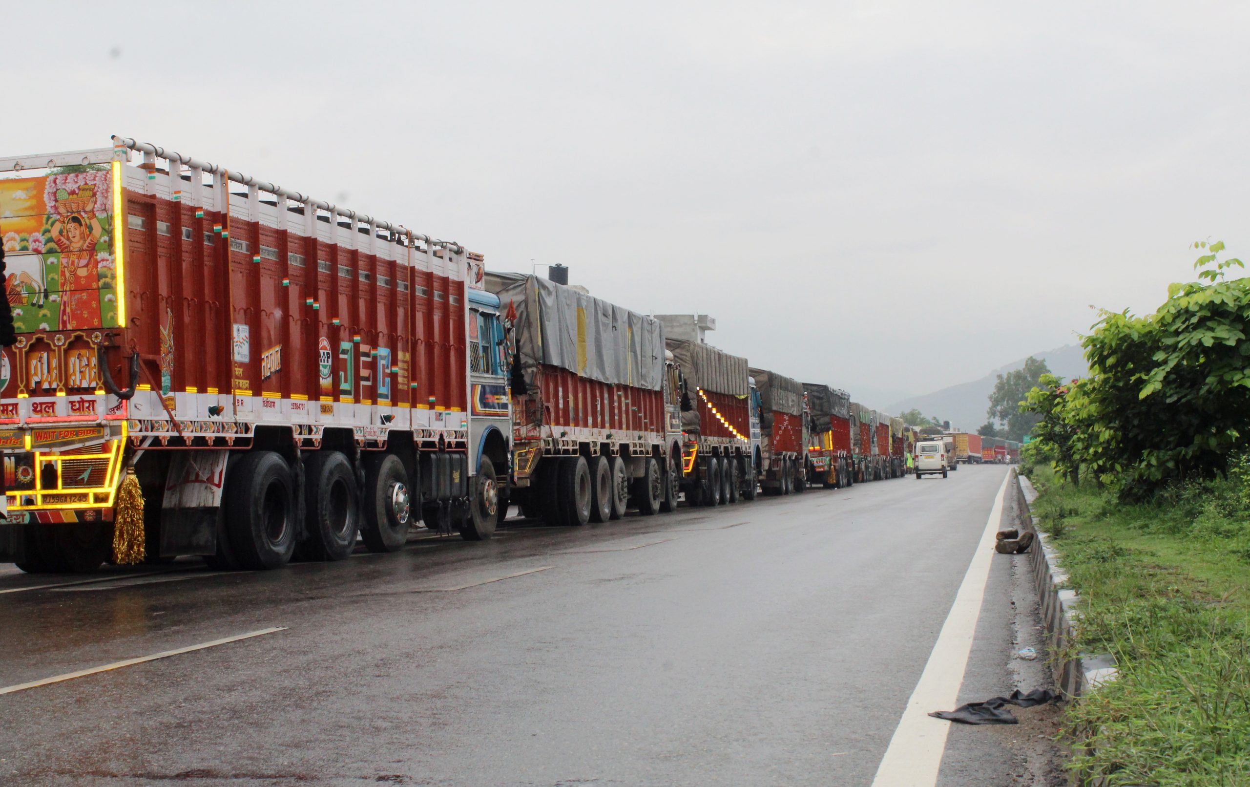 Apple Growers Cry for Help: Mughal Road Restrictions Threaten Kashmir’s Economy