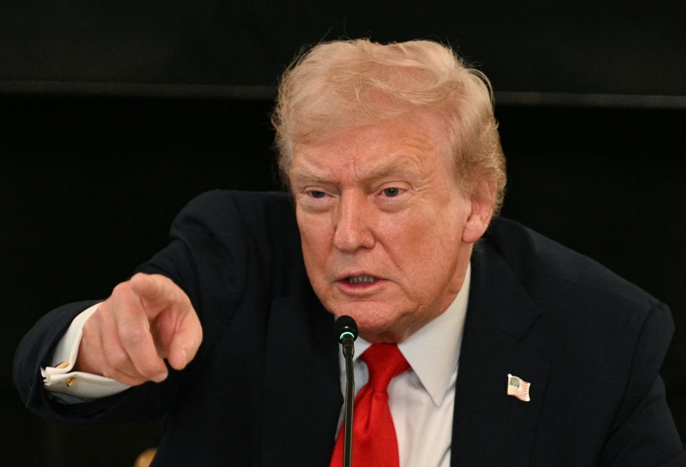 Trump Calls for Jailing of Illinois Governor and Chicago Mayor Amid Intensified Deportation Crackdown