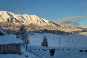 Gulmarg Freezes at –8.8°C as Relentless Cold Wave Tightens Its Grip on Kashmir
