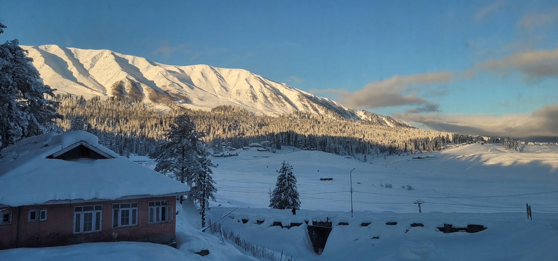 Gulmarg Freezes at –8.8°C as Relentless Cold Wave Tightens Its Grip on Kashmir