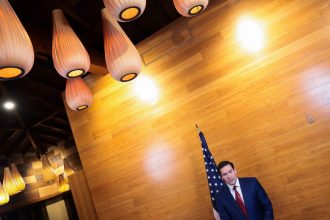 US Eases Cuba Oil Embargo, Calls for Dramatic Change in Havana