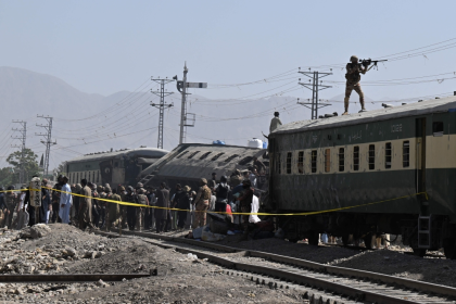 Blast targets military train in Pakistan, 24 dead